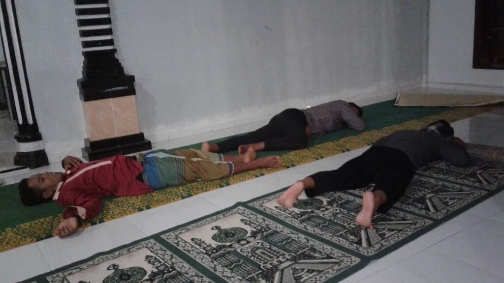 Hukum tidur di masjid