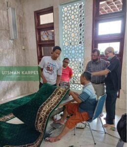Proses Obras karpet untuk Masjid As Salaam di Pasar Minggu Jakarta Selatan