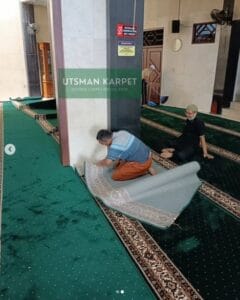 Proses Pemotongan karpet untuk Masjid As Salaam di Pasar Minggu Jakarta Selatan