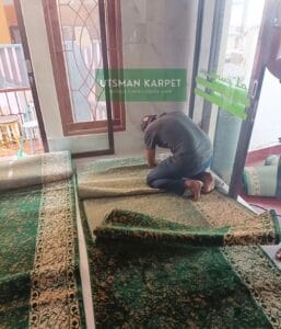 Proses Setting karpet untuk Mushola AL Furqon di Bambu Apus