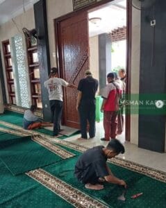 Proses setting karpet untuk Masjid As Salaam di Pasar Minggu Jakarta Selatan
