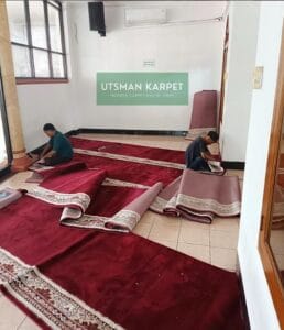 Setting dan Pemotongan karpet untuk Masjid Al Iman Pondok Kelapa