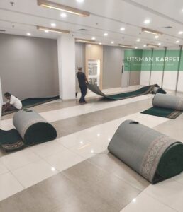 Pemasangan karpet untuk Mushola Mall Ciputra Tangerang