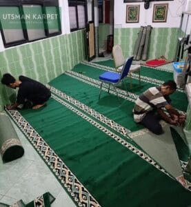 Pemasangan karpet untuk Mushola SDN Semper 07 Jakarta