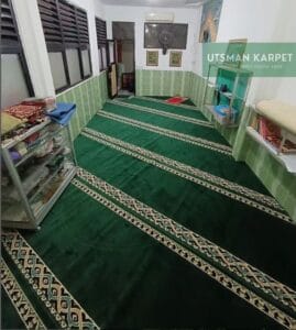 Pemasangan karpet untuk Mushola SDN Semper 07 Jakarta Selesai