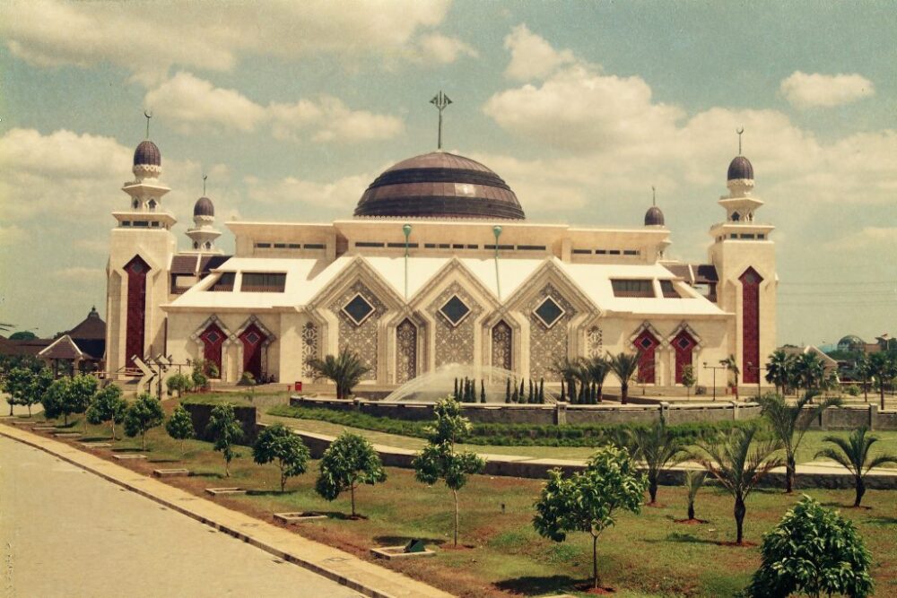 foto masjid at tin di jakarta timur yang wajib dikunjungi